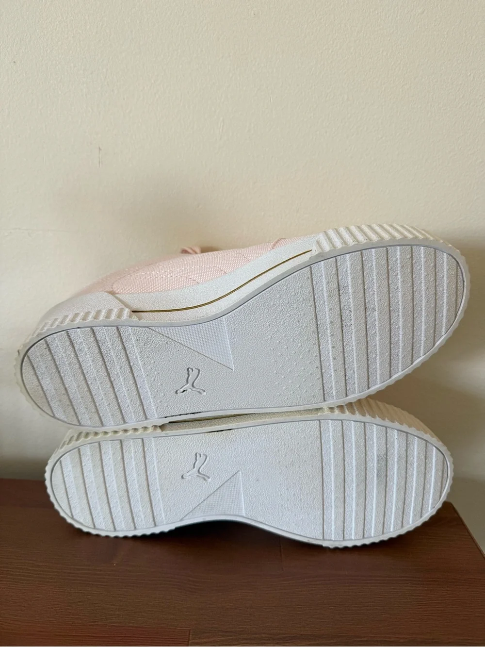 Puma Soft Foam Carina Summer Cat Shoes Casual Pink and White Women's size 7